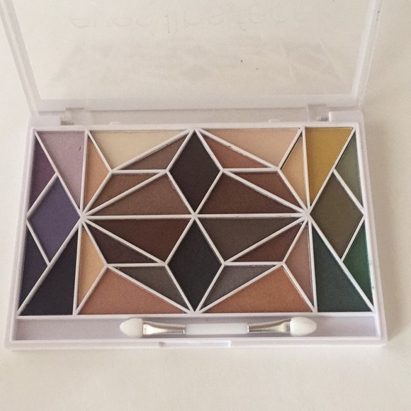 32 Piece Eyeshadow - Picture 1 of 2
